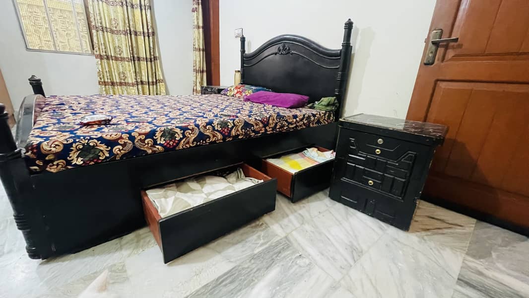 Queen bed with 2 side table 1