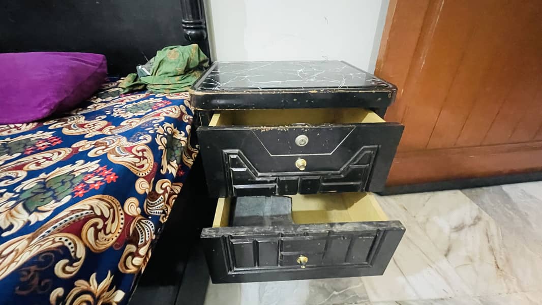 Queen bed with 2 side table 2