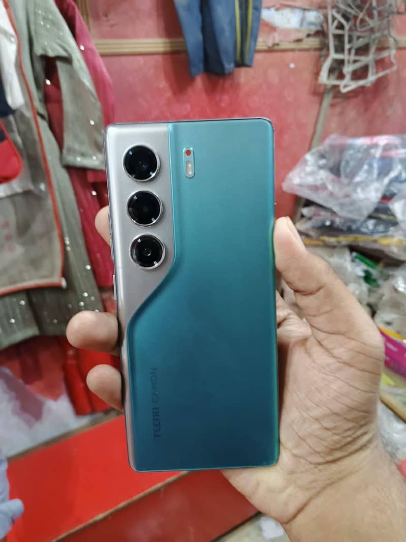 Tecno CAMON 40 Pro 1
