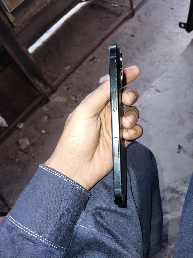 Apple iPhone 16 1