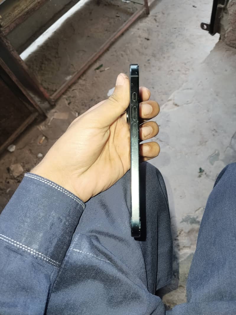 Apple iPhone 16 3
