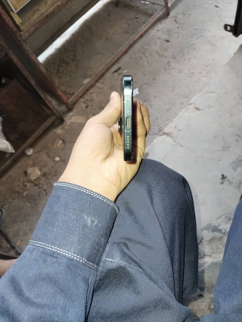 Apple iPhone 16 4