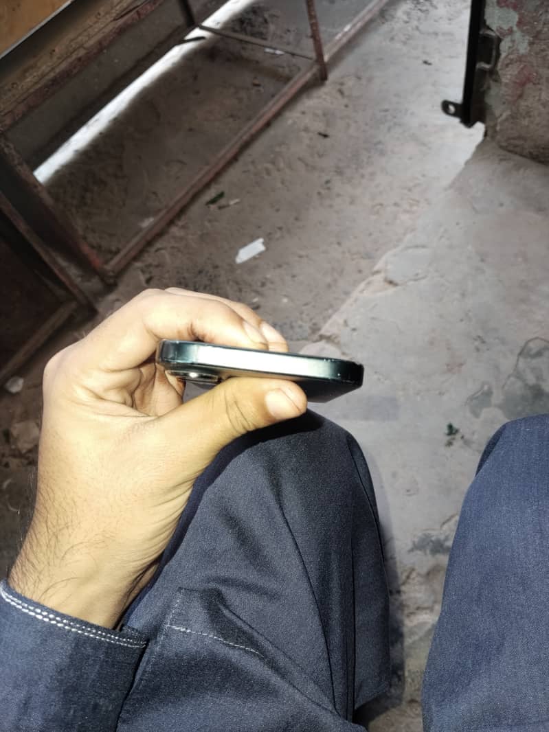 Apple iPhone 16 5