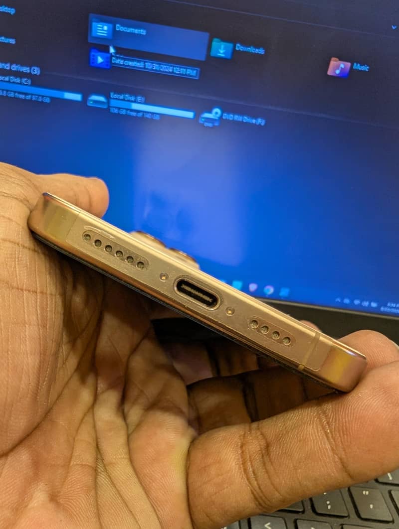Apple iPhone 16 Pro Max 1