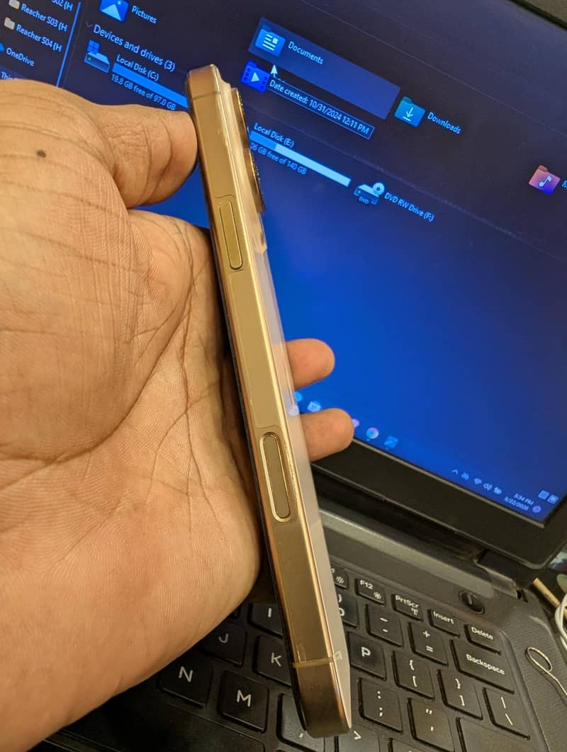Apple iPhone 16 Pro Max 2