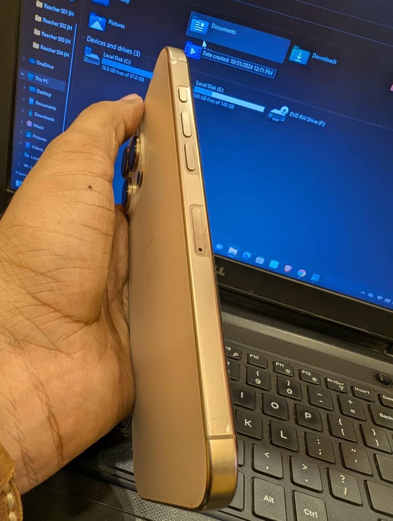 Apple iPhone 16 Pro Max 3