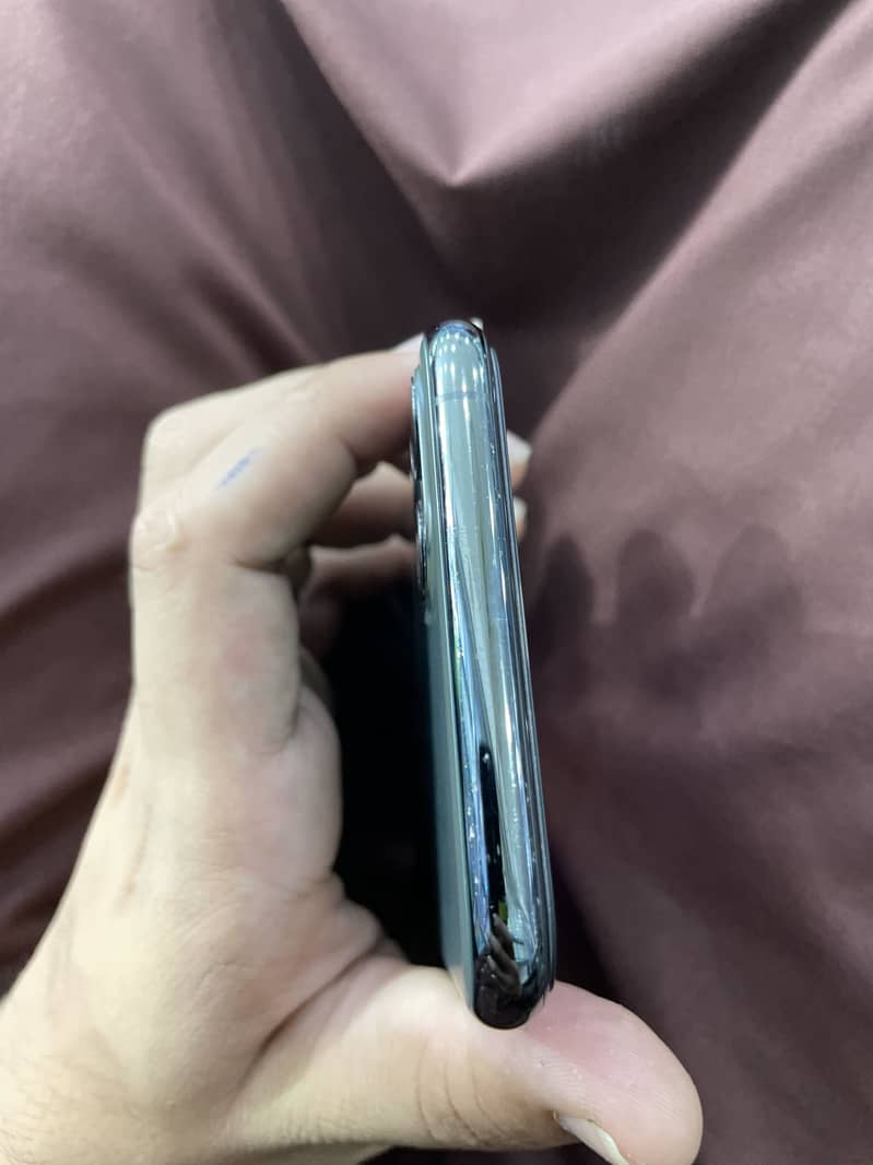 Apple iPhone 11 Pro Max 4