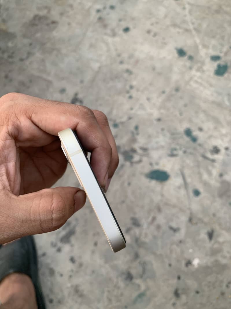 Apple iPhone 12 4