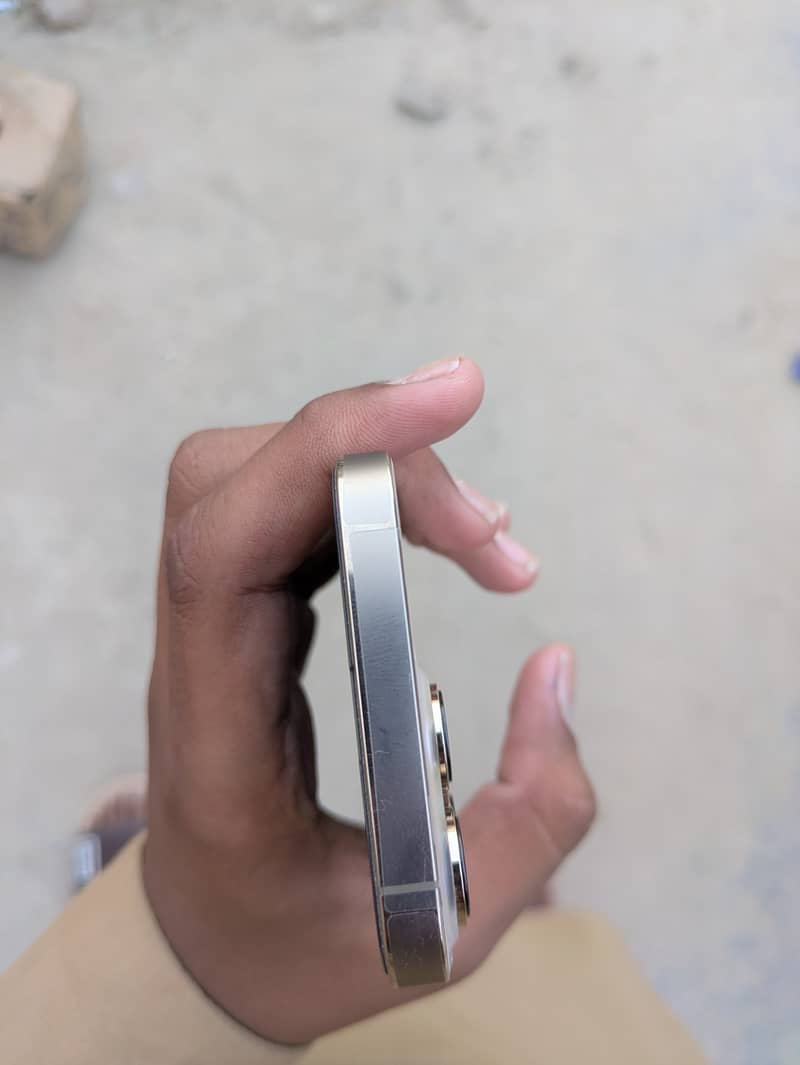 Apple iPhone 13 Pro 4