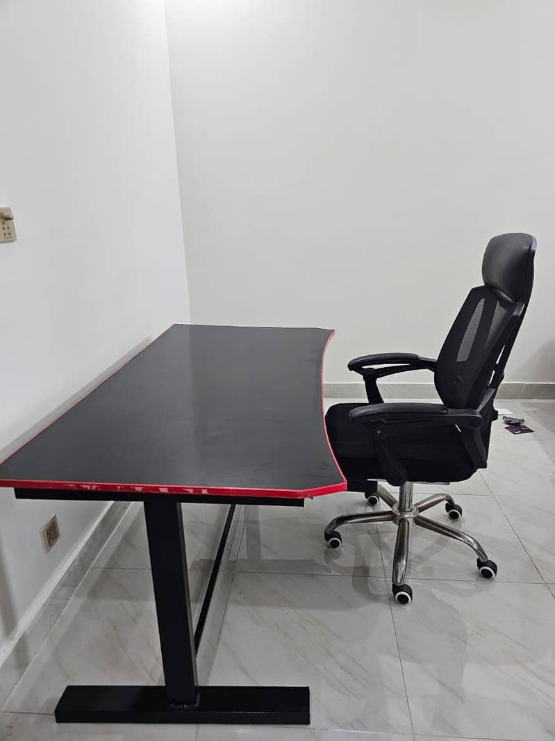 Computer chair with table 0