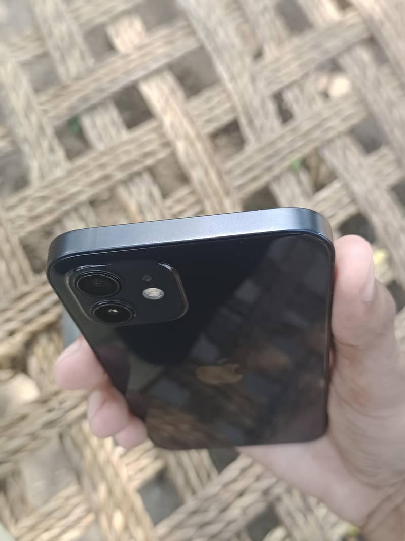 Apple iPhone 12 4