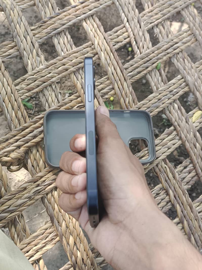 Apple iPhone 12 6