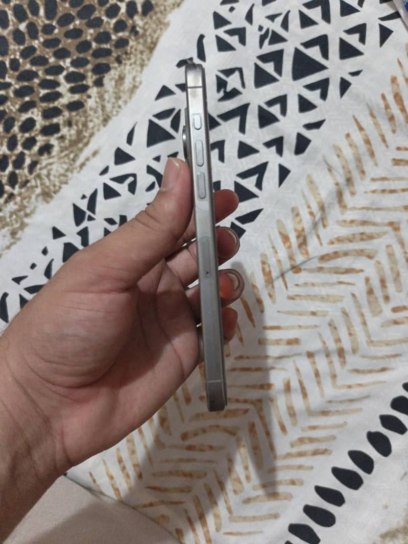 Apple iPhone 15 Pro Max 4