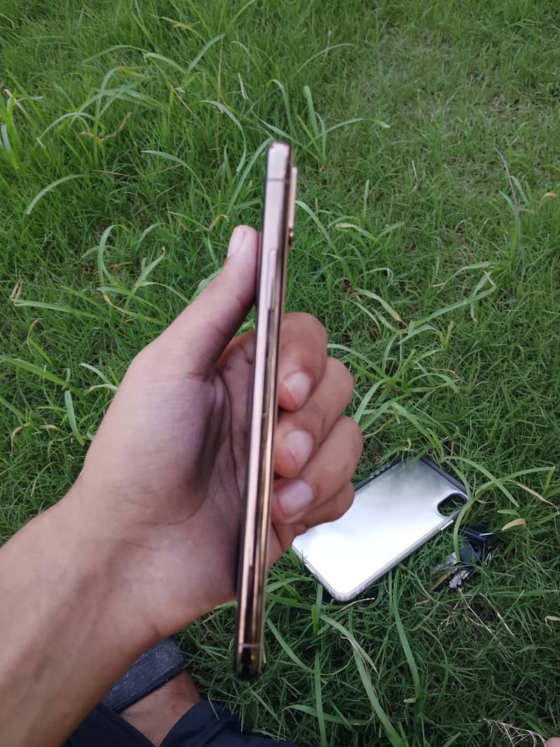 Apple iPhone XS Max 3