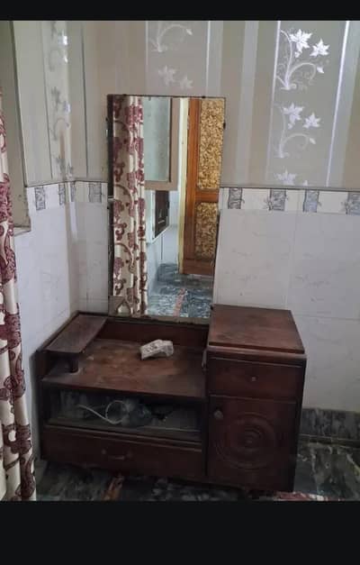 Showcase old wood are used with  large mirror  mobile 03319103070
