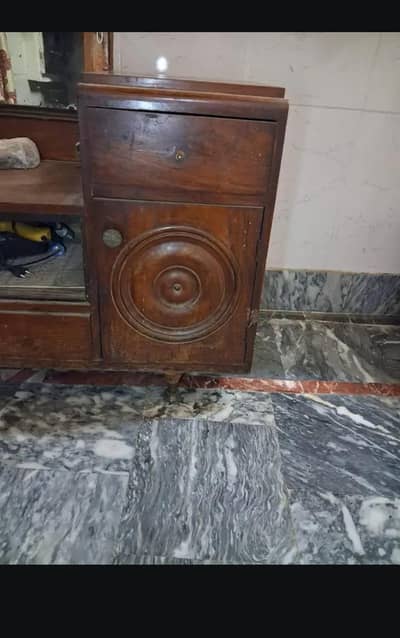 showcase old wood are used and large mirror mobile 03319103070