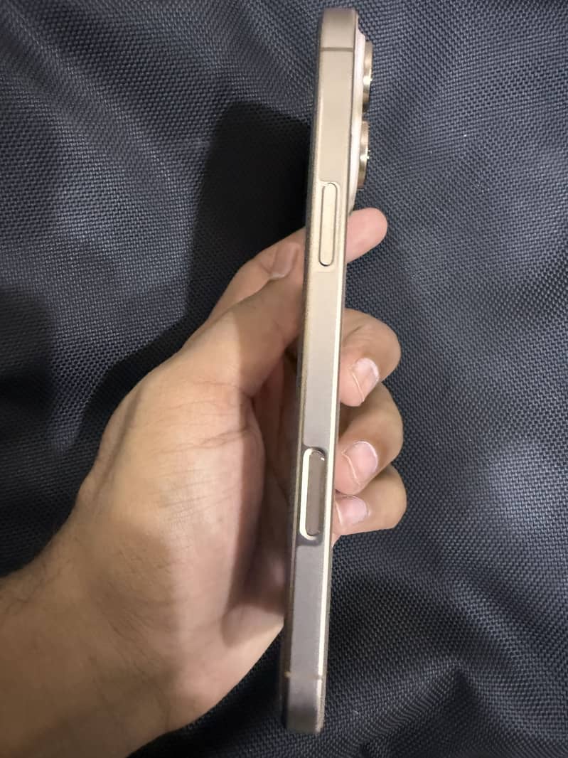 Apple iPhone 16 Pro Max 1
