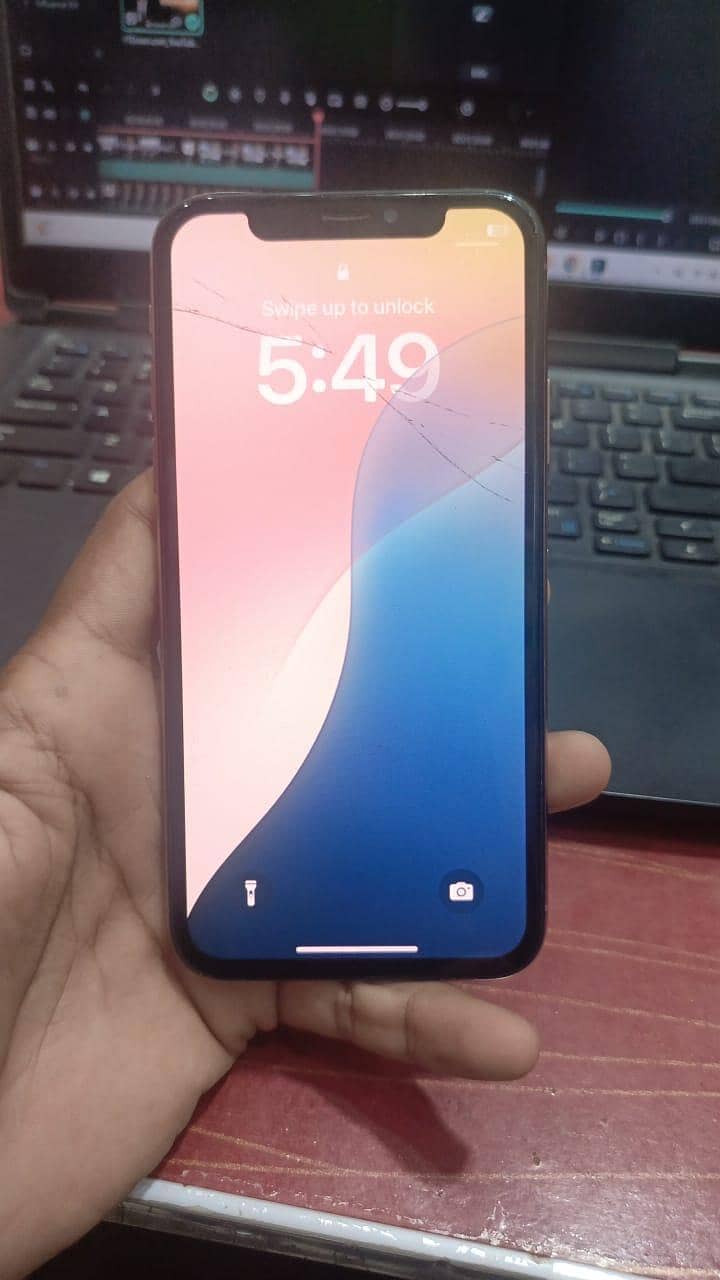 Apple iPhone XS 4