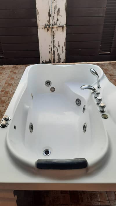 bathtub Bathtub / Jacuzzi – Good Condition