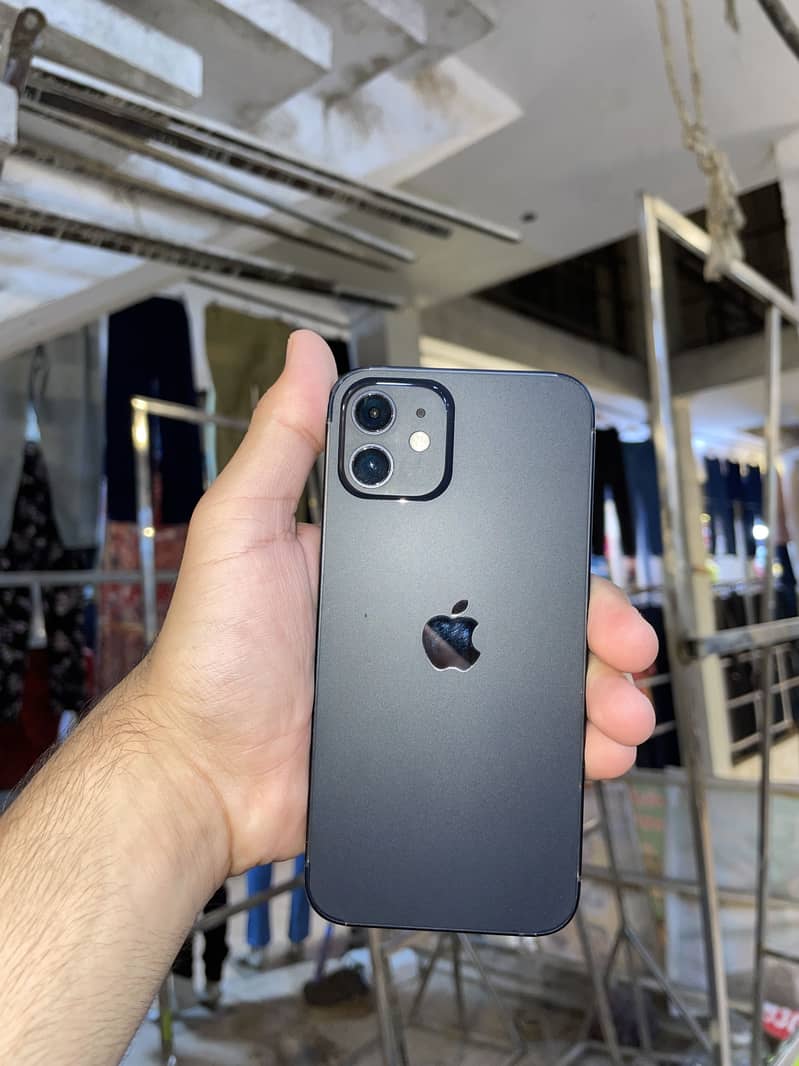 Apple iPhone 12 4