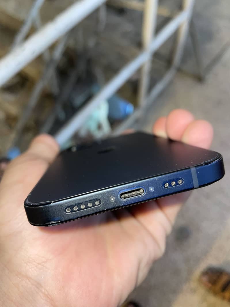 Apple iPhone 12 6