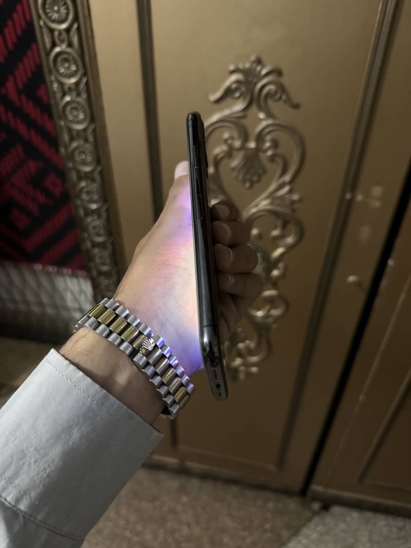 Apple iPhone 11 Pro Max 4