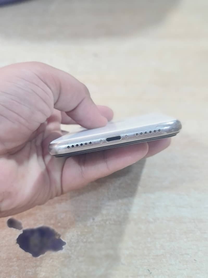 Apple iPhone X 4