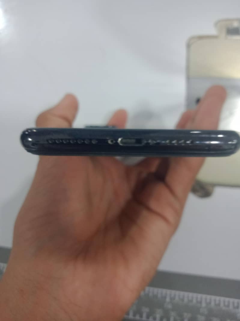 Apple iPhone 11 Pro Max 4