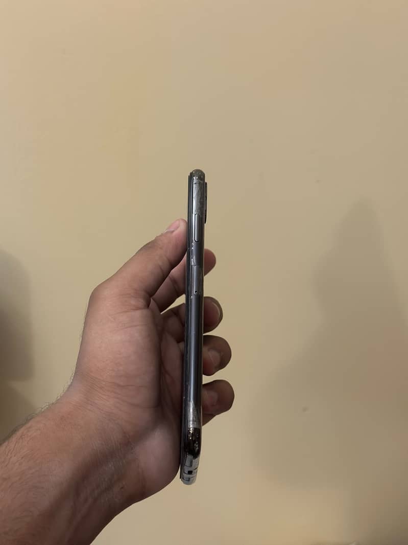Apple iPhone XS Max 3