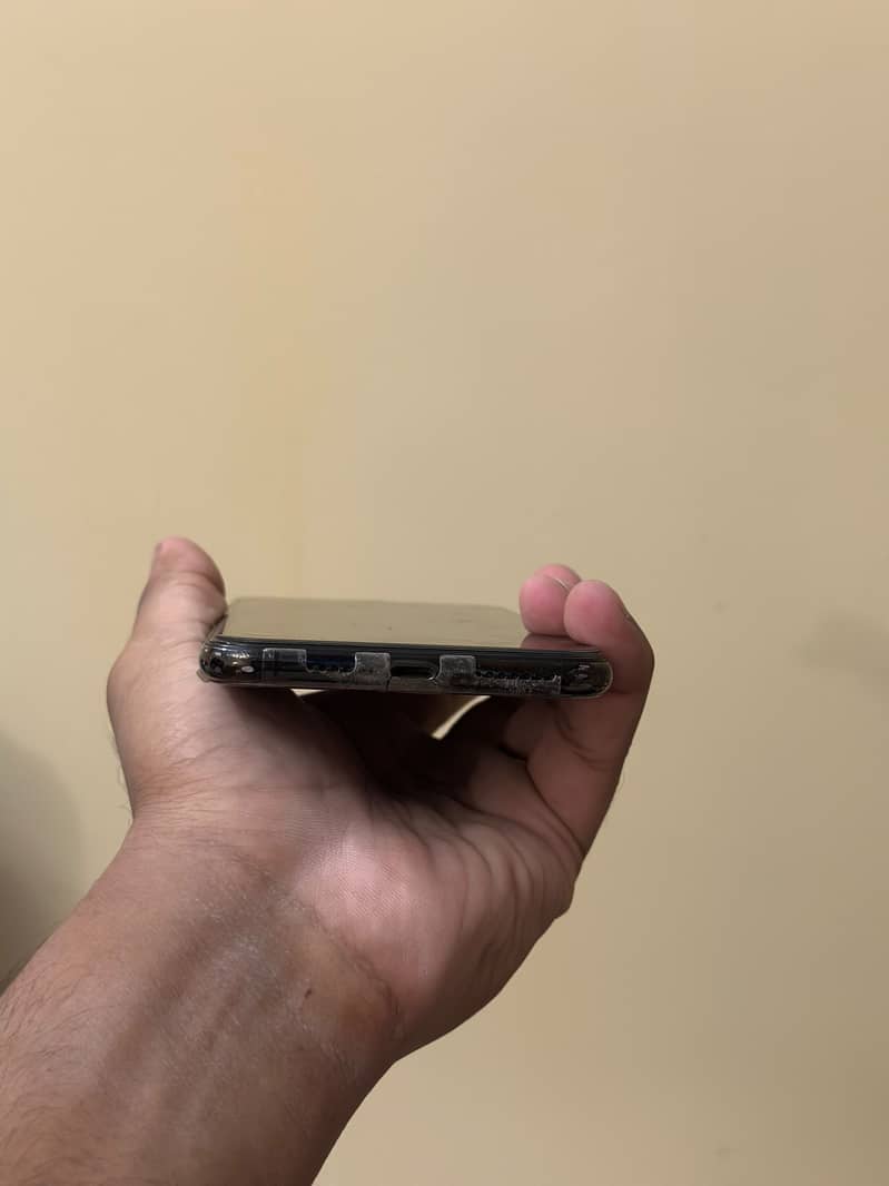 Apple iPhone XS Max 4