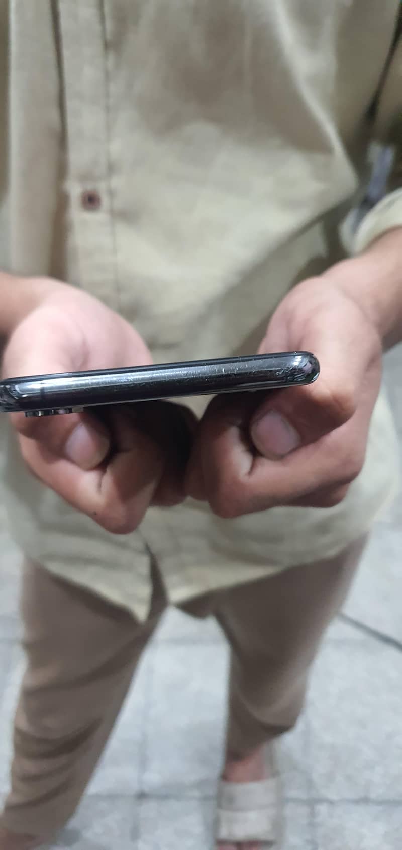 Apple iPhone XS Max 4