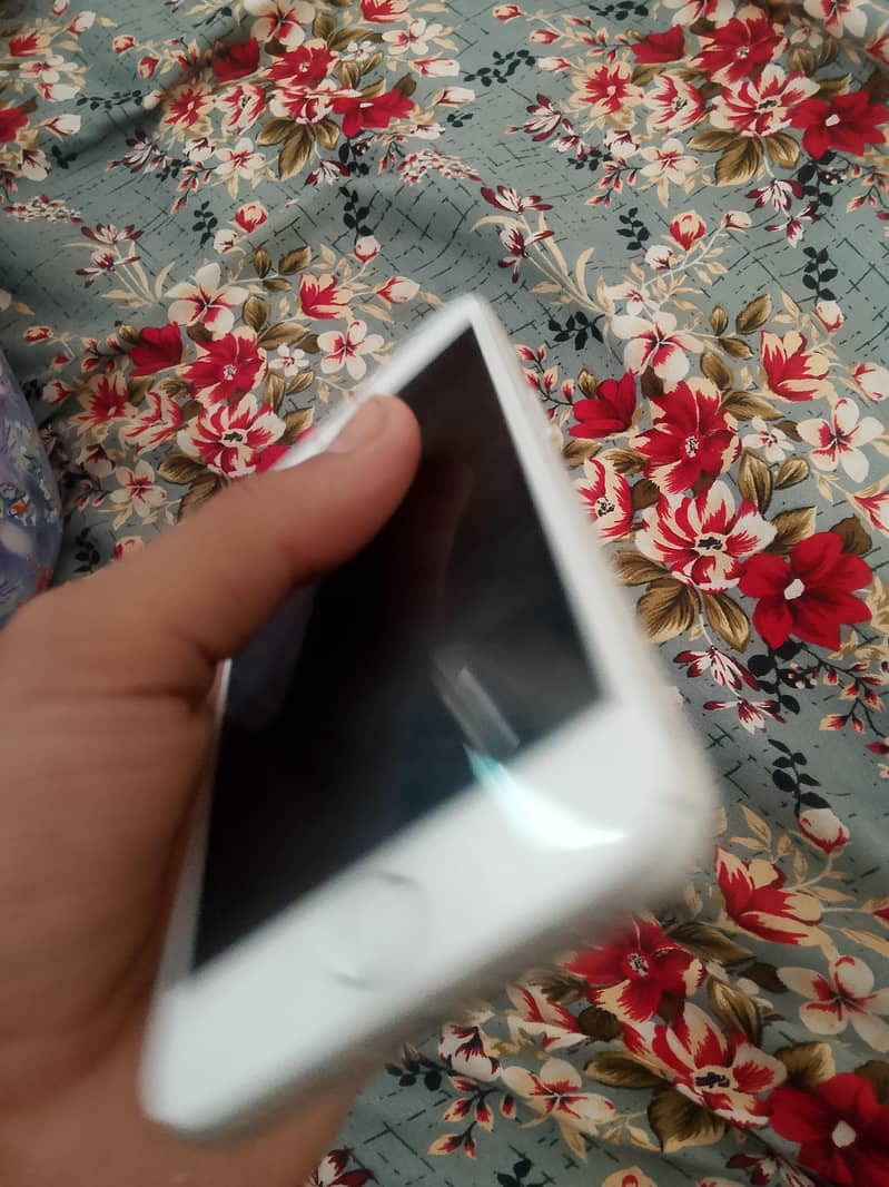 Apple iPhone 7 4