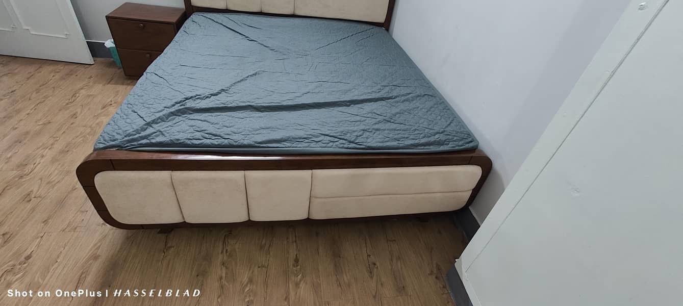 bed, side table, dressing 3