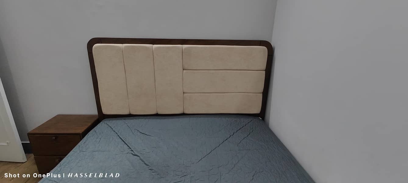 bed, side table, dressing 4