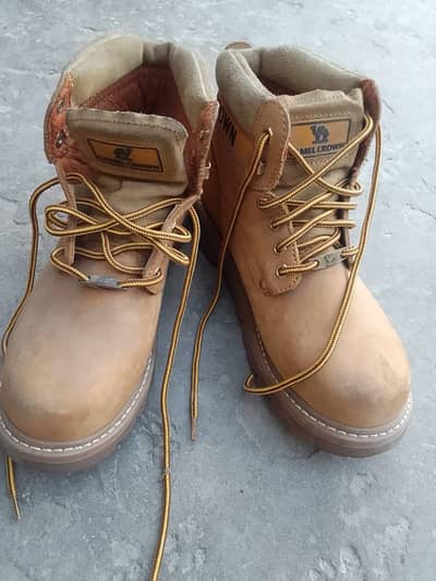 39 Number Shoes For Sale. (Brand Crown)