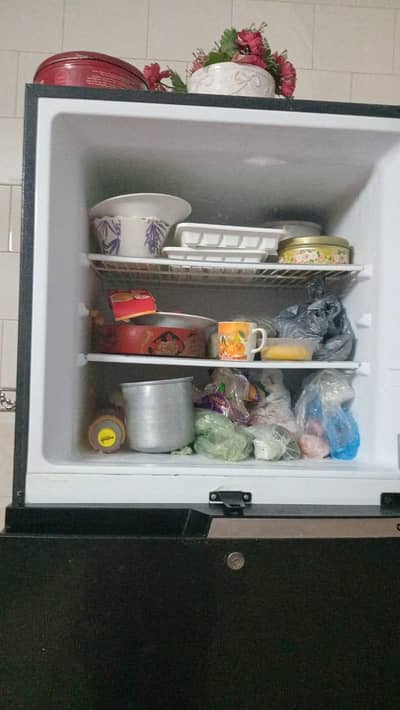 fridge in excellent condition contact number 03325678217