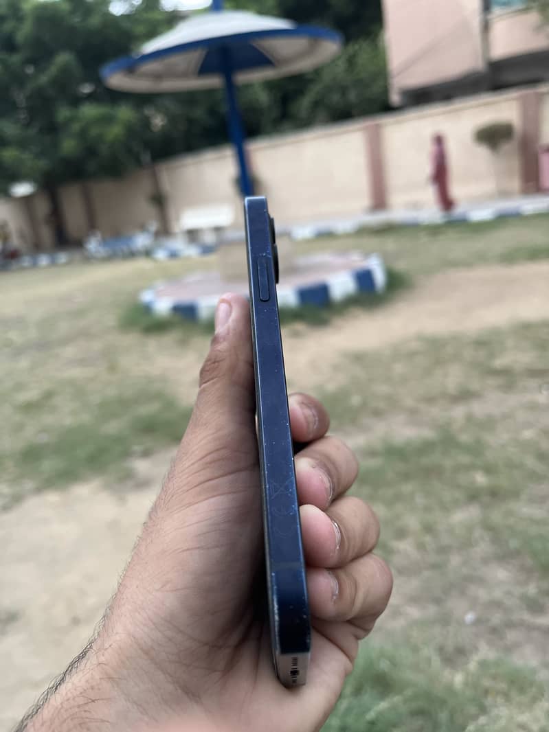Apple iPhone 12 4