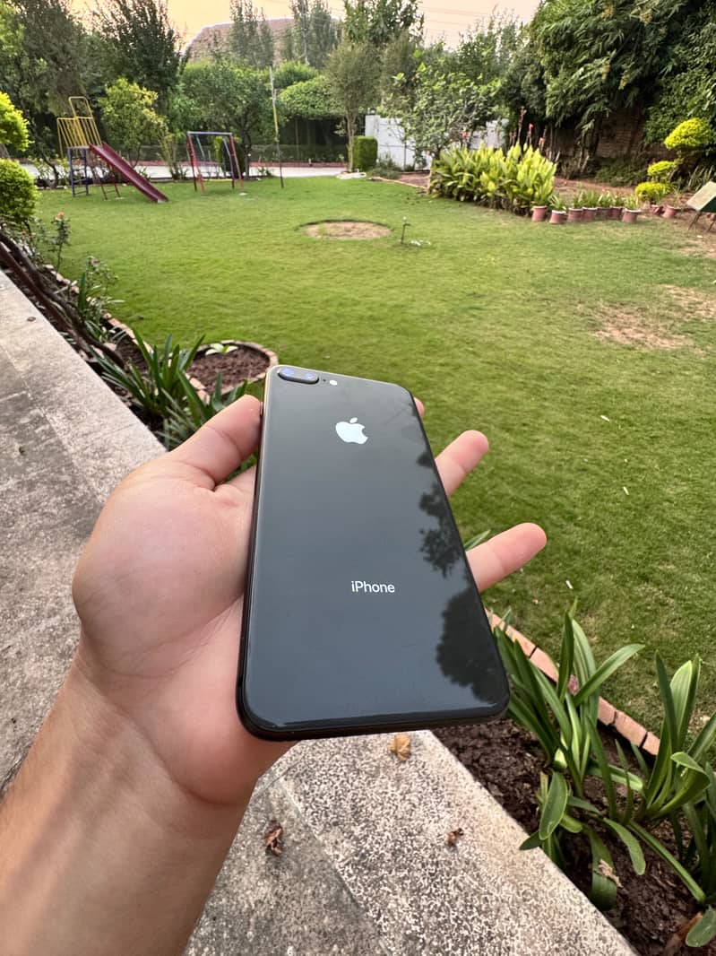 Apple iPhone 8 Plus 0