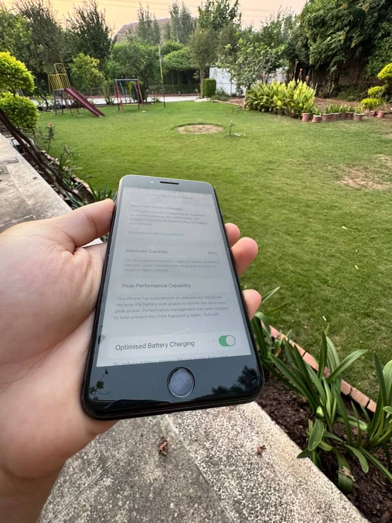 Apple iPhone 8 Plus 3