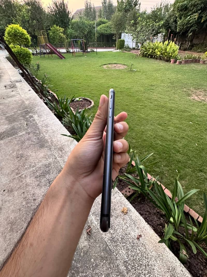 Apple iPhone 8 Plus 4