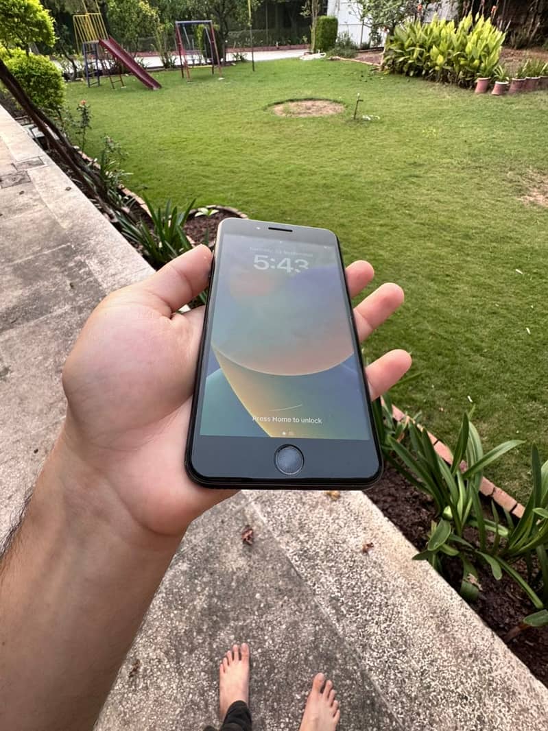 Apple iPhone 8 Plus 5