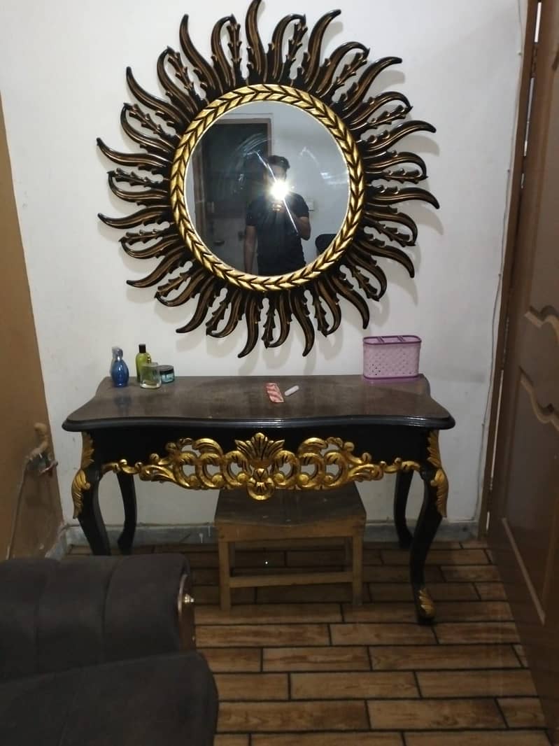 High class Mirror and table 0
