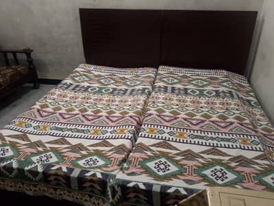 A wooden bed setEl