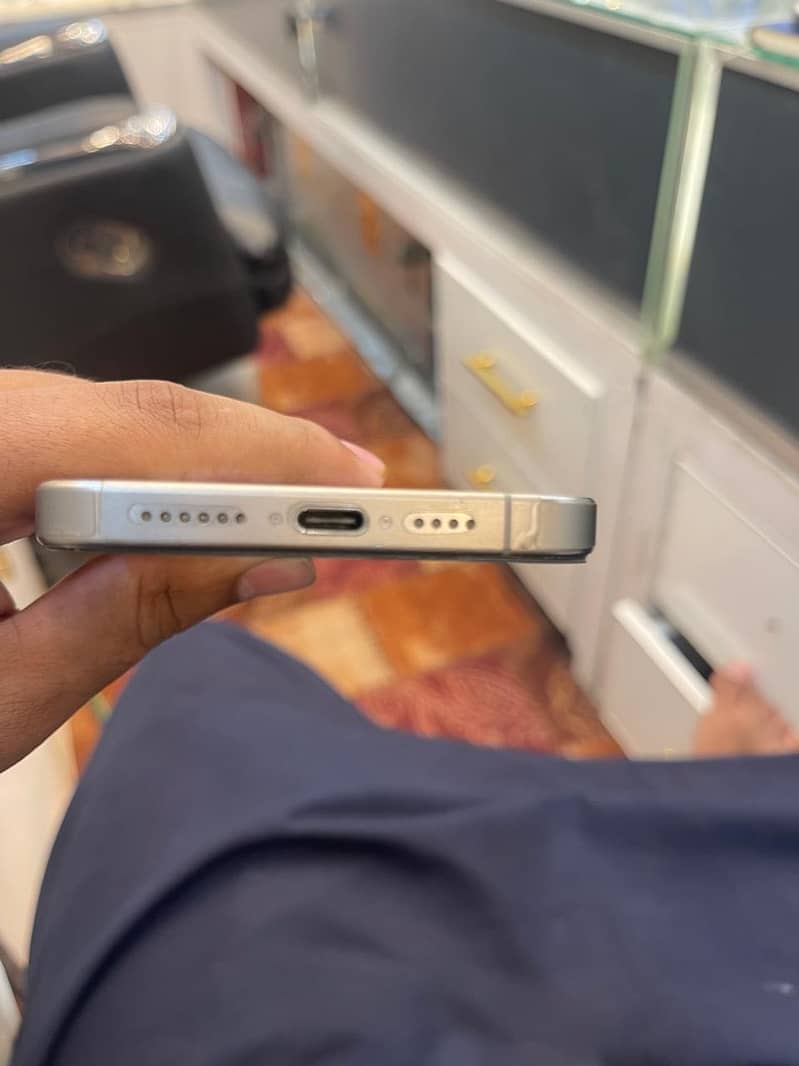 Apple iPhone 15 Pro Max 2