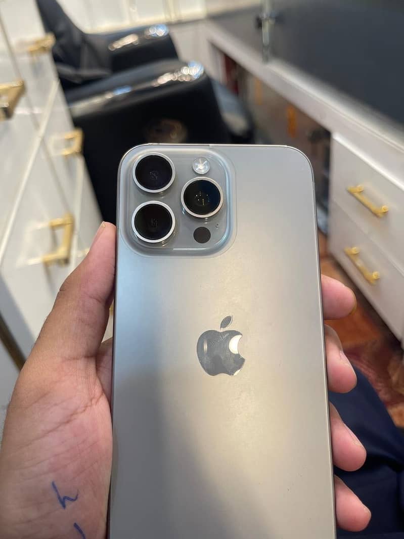 Apple iPhone 15 Pro Max 3