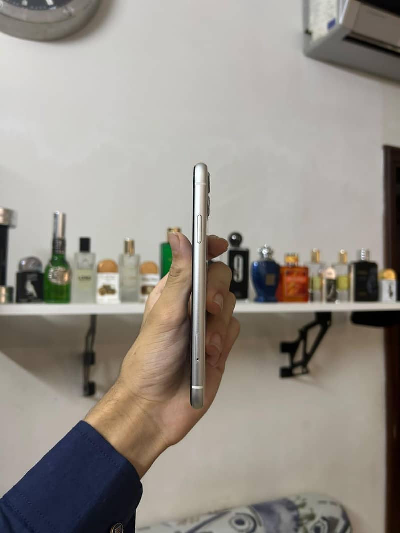 Apple iPhone 11 4