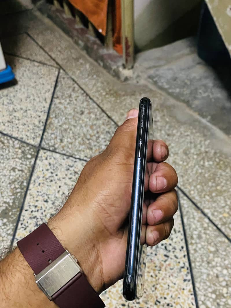 Apple iPhone XS 3