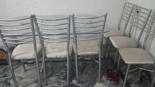 Dining table with 6 chairs in Good condition