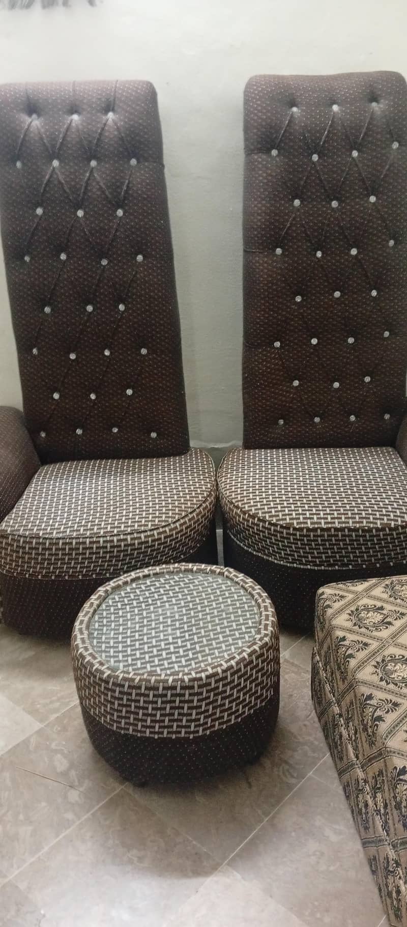 2 chairs sofa set 0