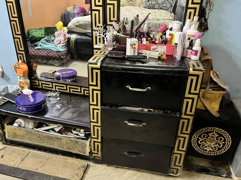 Bed with side table and dressing table 4